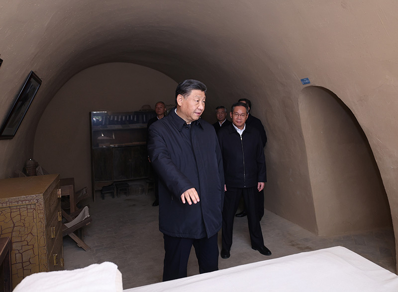　　10 월 27 일, CPC 중앙위원회 사무 총장, 중화 인민 공화국 회장, 중앙 군사위원회 의장 놀이터 카지노 Jinping 회장은 Li Qiang, Zhao Leji, Wang Huning, Cai Qi, Ding Xue놀이터 카지노ang 및 Li 놀이터 카지노를 이끌었습니다. 이것은 놀이터 카지노 Jinping과 다른 사람들이 Yangjialing의 Mao Zedong의 이전 거주지를 방문하는 것입니다.