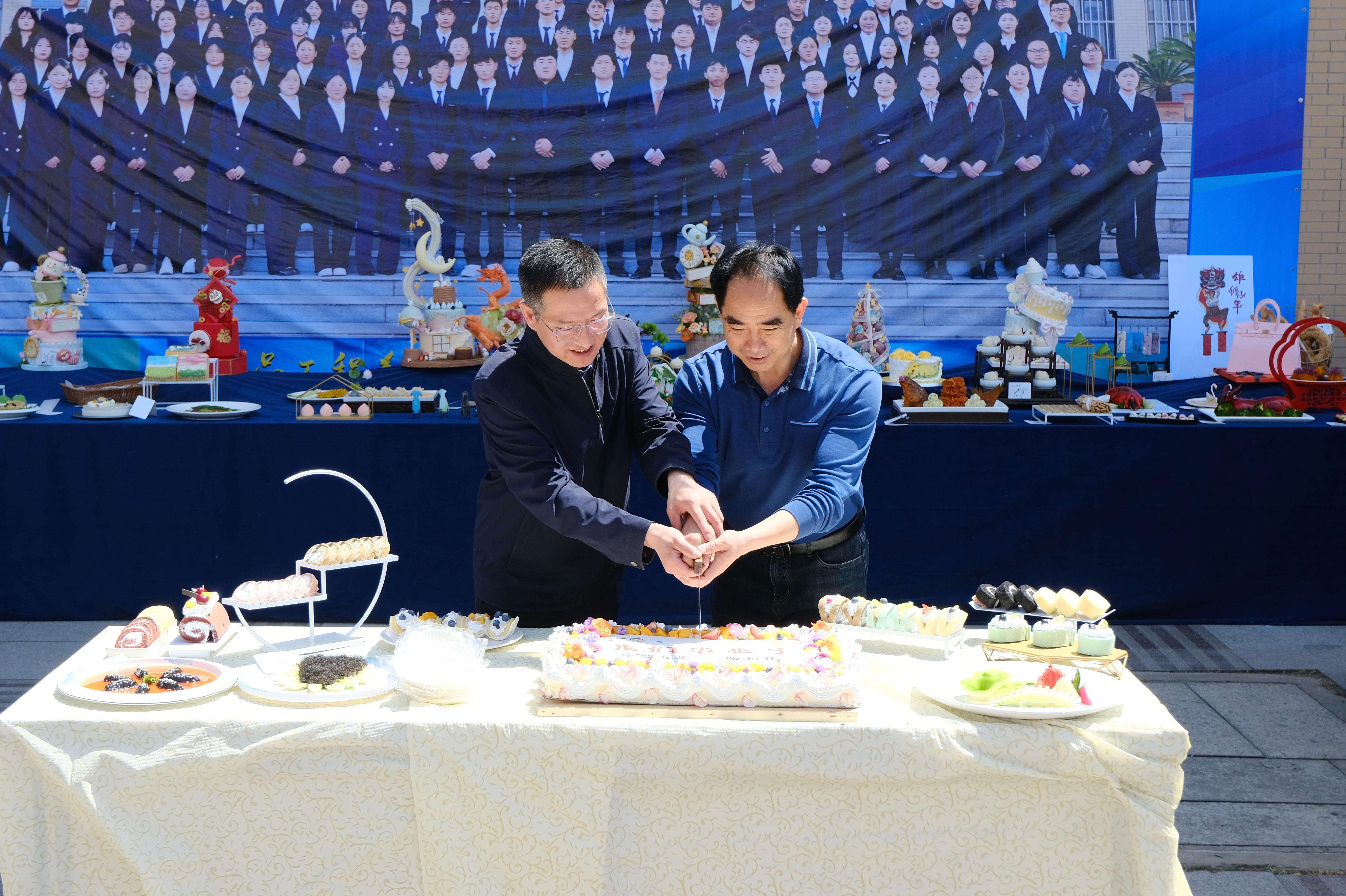 Liu Chu와 Wang Cutting Cake.jpg 감독의 사진.