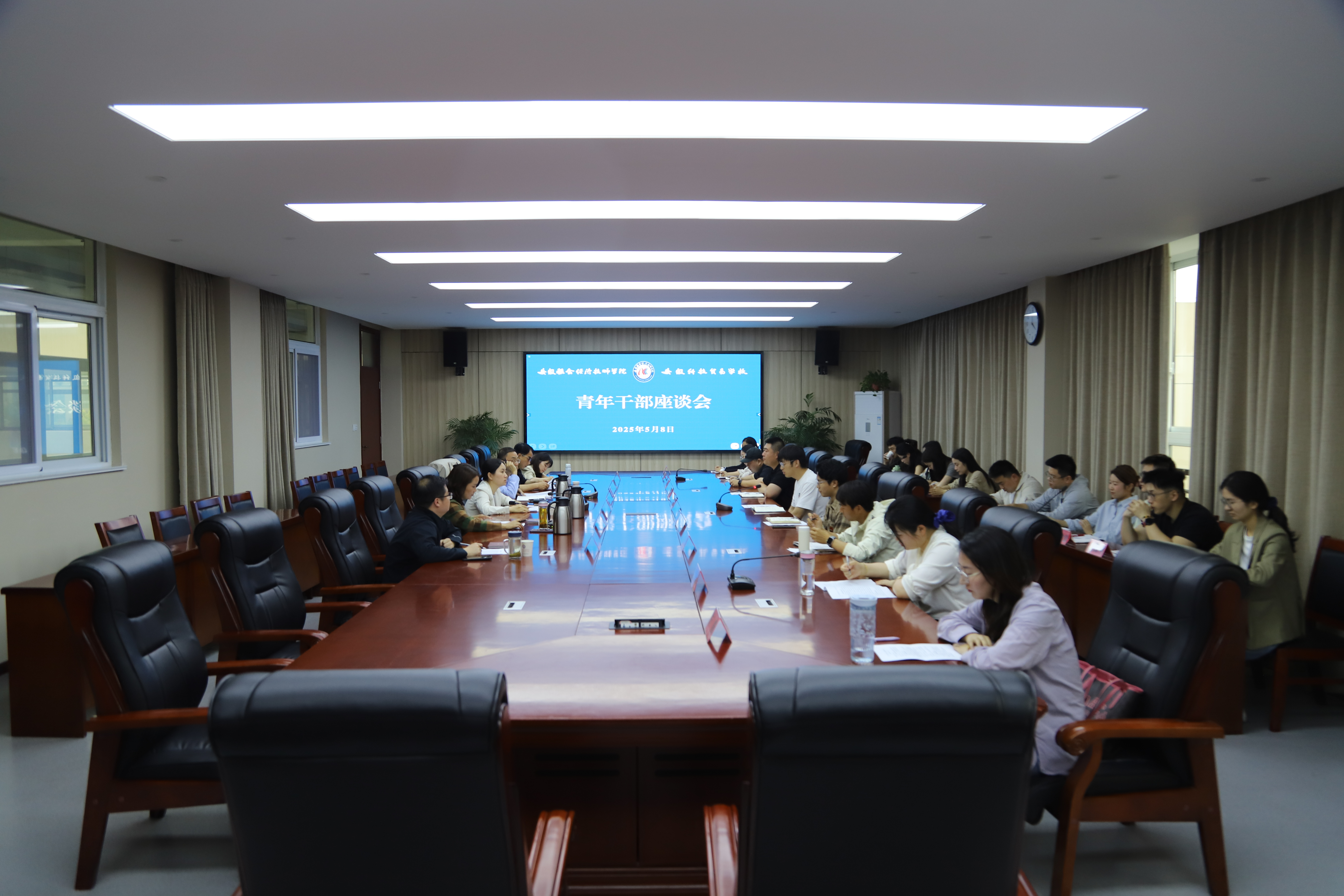우리 학교는 젊은 메이저 메이저 놀이터 순위트 순위트을위한 심포지엄을 열었습니다 .jpg